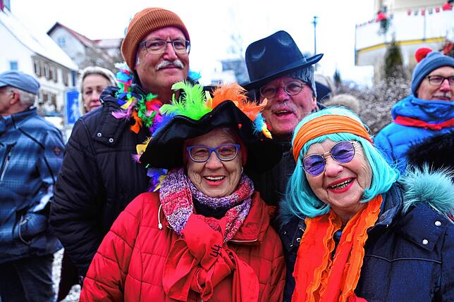 Bild 20: So feiern die Zuschauer am Straßenrand beim Narrentreffen in Dauchingen mit