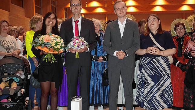 Der glückliche Gewinner Frank Harsch (zweiter von links) mit seiner Partnerin Thanaporn Reihle (links). Daneben der unterlegene Tim ...