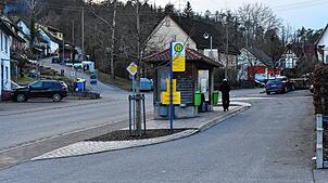 Diese Bushaltestelle mitten im Ort wird von beiden Seiten angefahren und viel genutzt. Sie soll nun einen barrierefreien Zustieg bekommen.