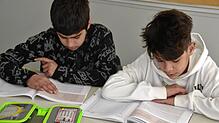 Viel Eifer legen die Schüler an den Tag, wenn es darum geht, die Lesefähigkeit mithilfe des „Textprofi“-Programms zu verbessern. Bild: ...
