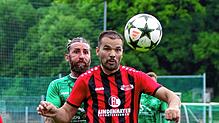 Der FC Bodman-Ludwigshafen (Nuradin Xani, vorn) hat sich mit 4:2 beim TSV Aach-Linz (Todor Staykov) verdient drei Punkte gesichert.