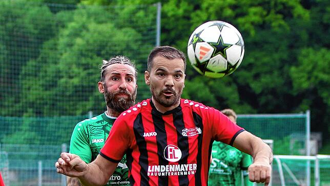 Der FC Bodman-Ludwigshafen (Nuradin Xani, vorn) hat sich mit 4:2 beim TSV Aach-Linz (Todor Staykov) verdient drei Punkte gesichert.