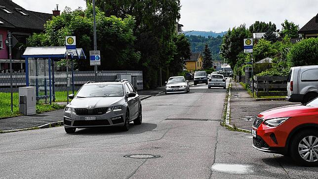 Auch der FW-Antrag für ein beidseitiges Halteverbot und einen Zebrastreifen im südlichen Bereich der Bahnhofstraße wurde vom Ordnungsamt ...