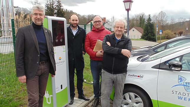 Michael Thater, Nils Hoesch, Georg Freidel und Clemens Thoma (von links) haben die zweite öffentliche Ladesäule in Wehr in Betrieb genommen.
