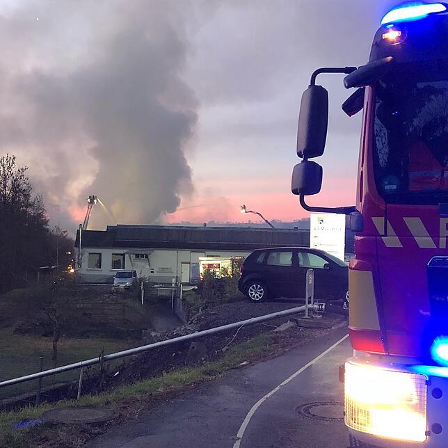Bei einem Großbrand im Gewerbezentrum Wehra im November 2018 war eine Halle völlig zerstört worden.