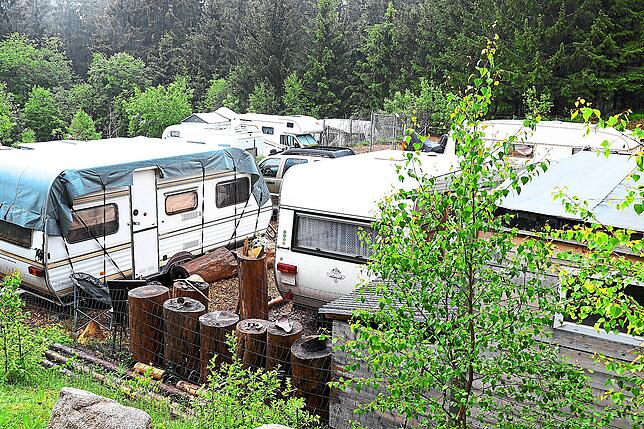 Volles Haus auf dem Lynx Camp in Schönwald (links). Dort bietet Nicole Hardt einen Full-Service für Camper an.