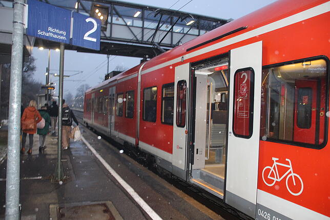 Die roten DB-Züge haben auf der Linie Schaffhausen – Singen ausgedient. Das Bild zeigt einen der letzten Einsätze auf dem ...