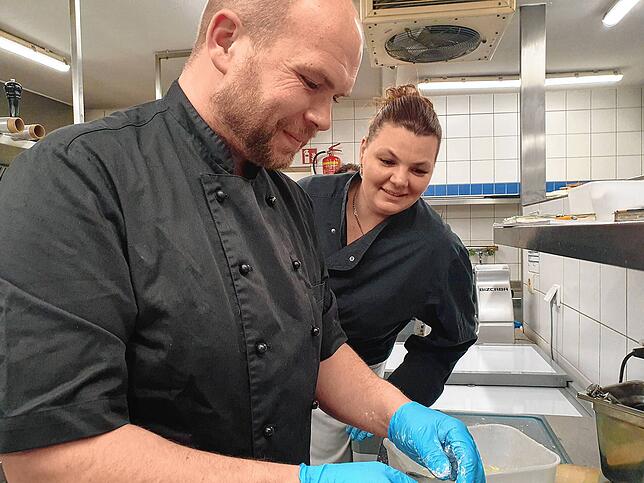 Küchenchef Christoph Endres und seine Stellvertreterin Larissa Bischoff.