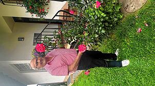 Erich Boll in seinem Garten. „Wenn die Rosen rechtzeitig geschnitten werden, hat man eine tolle zweite Blüte“, sagt er. Bild: Bettina Ebi