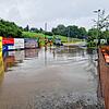 Vor dem Sichelhenke-Zelt hatte sich wegen des Starkregens am Donnerstagmorgen, 21. August, zwischenzeitlich ein kleiner See gebildet. ...