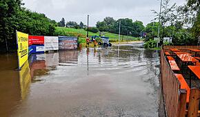 Vor dem Sichelhenke-Zelt hatte sich wegen des Starkregens am Donnerstagmorgen, 21. August, zwischenzeitlich ein kleiner See gebildet. ...