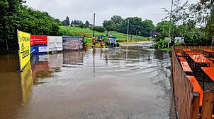 Vor dem Sichelhenke-Zelt hatte sich wegen des Starkregens am Donnerstagmorgen, 21. August, zwischenzeitlich ein kleiner See gebildet. ...