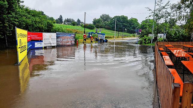 Vor dem Sichelhenke-Zelt hatte sich wegen des Starkregens am Donnerstagmorgen, 21. August, zwischenzeitlich ein kleiner See gebildet. ...