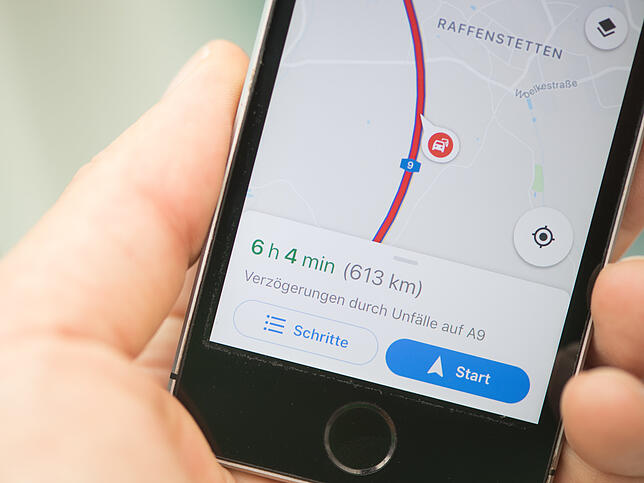 Sowohl die Stauprognose von Navigationsanwendungen (links) als auch autonom fahrende Busse wie der E-Go Mover, an dem ZF mitarbeitet, ...