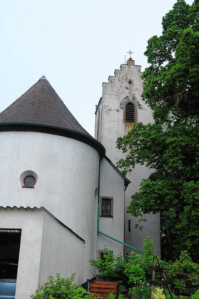 Der Kirchturm wird durch eine Bodenvernagelung gegen ein Kippen gesichert.