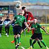 Aufgepasst: Jestettens Abwehrspieler Till Kemmerling (Mitte) entscheidet dieses Kopfballduell mit Jens Murawski für sich. Erst in den ...