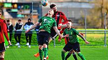 Aufgepasst: Jestettens Abwehrspieler Till Kemmerling (Mitte) entscheidet dieses Kopfballduell mit Jens Murawski für sich. Erst in den ...