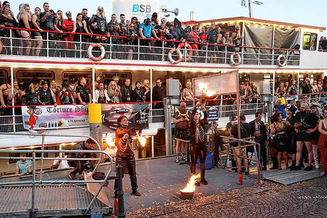Bild 28: Willkommen an Bord! Diese Passagiere sind beim Torture Ship dabei