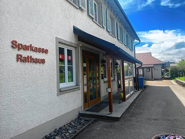 Das Gebäude mit der SB-Filiale aus einer anderen Perspektive. Polizeistreifen sollen öfter an solchen Standorten vorbeifahren.