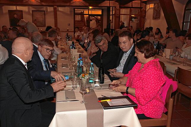 Kultusministerin Theresa Schopper (rechts) bei der Feier zur Übergabe der Stauffermedaille an Alt-Bürgermeister Georg Eble, Hier im ...