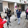 Das &bdquo;Unbelichtet&ldquo;-Team bei den Dreharbeiten bei der Firma Ingun, die 10.000 Masken an niedergelassene Ärzte in Konstanz ...