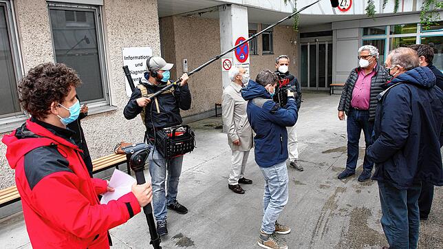 Das &bdquo;Unbelichtet&ldquo;-Team bei den Dreharbeiten bei der Firma Ingun, die 10.000 Masken an niedergelassene Ärzte in Konstanz ...