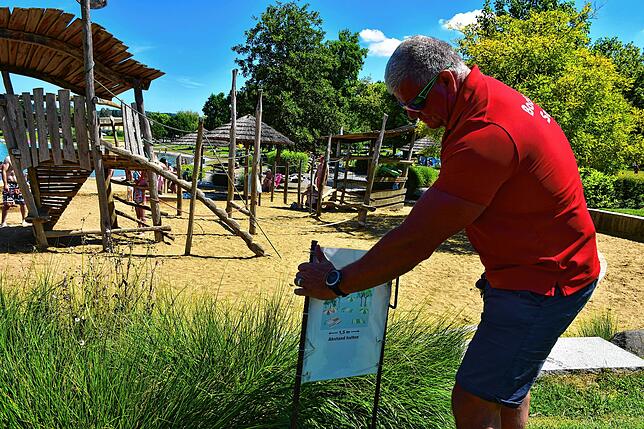 Überall im Freibad sind Gebotsschilder aufgestellt. Auch am Kleinkinder-Spielplatz müssen 1,5 Meter Abstand eingehalten werden.
