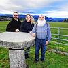Die Hummers auf dem Hummerhof bei Harresheim mit traumhaftem Blick auf die Hügel rund um das Deggenhausertal (von links): Willi und ...