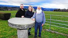 Die Hummers auf dem Hummerhof bei Harresheim mit traumhaftem Blick auf die Hügel rund um das Deggenhausertal (von links): Willi und ...