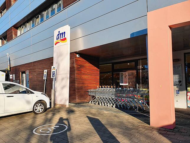 Auch im dm-Markt in Überlingen soll die Angeklagte Lebensmittel und weitere Produkte gestohlen haben – so die Anklage der ...