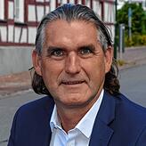 Hat als Zweiter seine Bewerbung abgegeben: Frank Schweitzer vor dem Bürgerhaus in Gaienhofen.