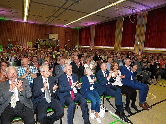 Die geladenen Gäste beim Festakt: Ehrenbürger Max Hirt (von links), Franz Schuhmacher (ehemals Landtagsabgeordneter), Erwin Teufel ...