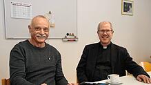 Unser Mitarbeiter Gerald Edinger im Gespräch mit Pfarrer Fabian Schneider, der momentan die Seelsorgeeinheiten Bonndorf-Wutach und ...