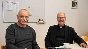 Unser Mitarbeiter Gerald Edinger im Gespräch mit Pfarrer Fabian Schneider, der momentan die Seelsorgeeinheiten Bonndorf-Wutach und ...