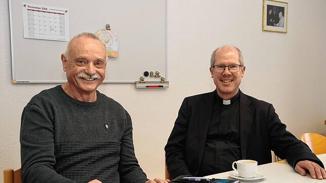 Unser Mitarbeiter Gerald Edinger im Gespräch mit Pfarrer Fabian Schneider, der momentan die Seelsorgeeinheiten Bonndorf-Wutach und ...