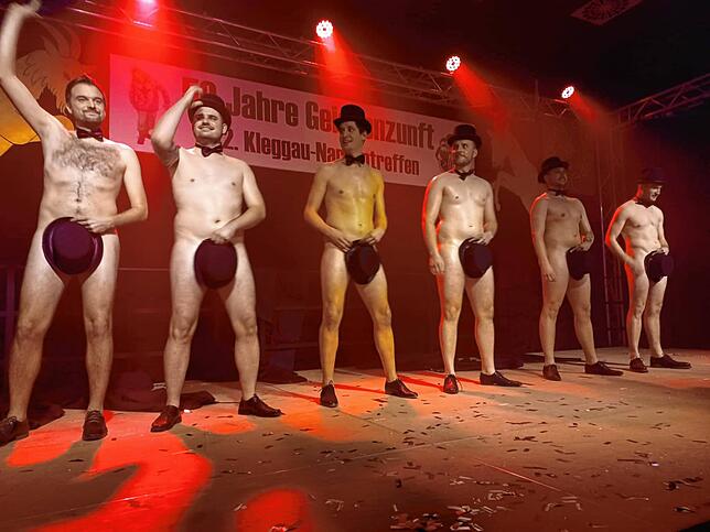 Der Auftritt des Zylinder-Sextetts.