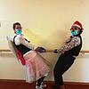 Auch mit Abstand und Maske bringen die Rote-Nasen-Clowns Kleo (Sandra Schüssler) und Hans im Glück (Carlos Lumbrera) Freude ins ...