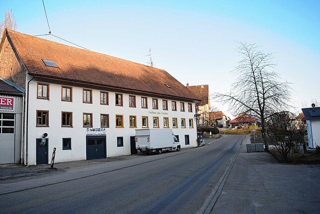 Im Gasthaus „Hirschen“ ist Restaurant und Café. Es wird seit zwei Jahren von Konrad Gabrysch geführt, der Gaststube und ...