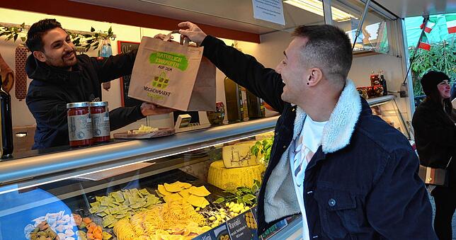 Luigi D&lsquo;Amato überreicht Fabian Wagner die Tasche mit Salami.