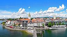 Vom Moleturm aus liegt dem Besucher die Stadt Friedrichshafen zu Füßen. Malerisch ist fast alles in der Zeppelinstadt.