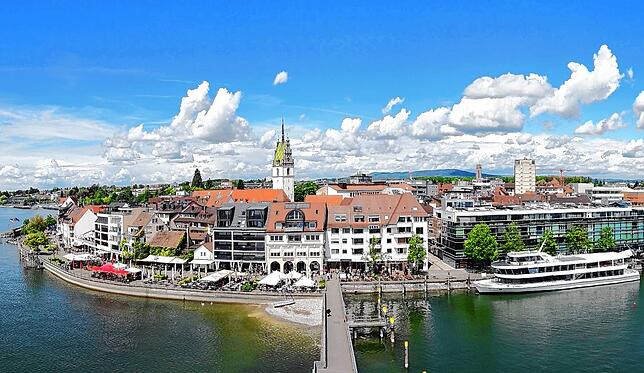 Vom Moleturm aus liegt dem Besucher die Stadt Friedrichshafen zu Füßen. Malerisch ist fast alles in der Zeppelinstadt.