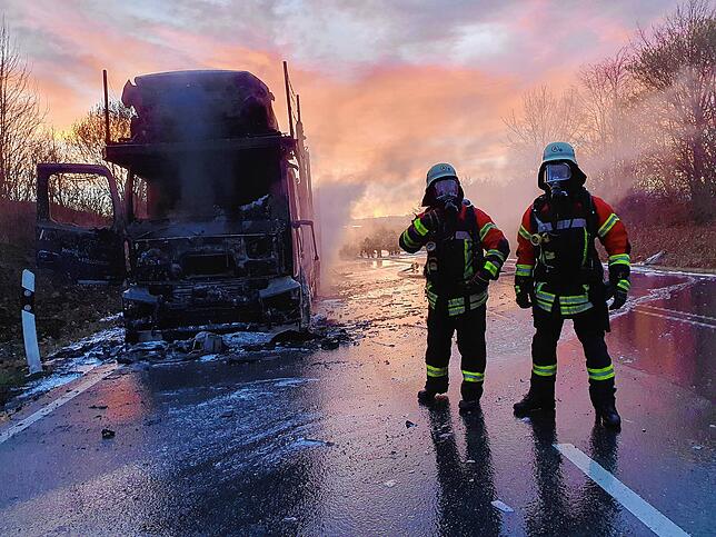 Bild 11: Bilder von Einsatz und Bergung auf der B 31: E-Autos brennen