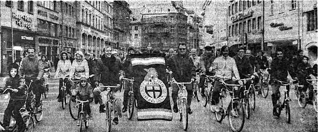 Die Konstanzer „Blätzlebuebe“ mit Nachwuchs bei ihrer Sternfahrt, hier beim Queren der Marktstätte.