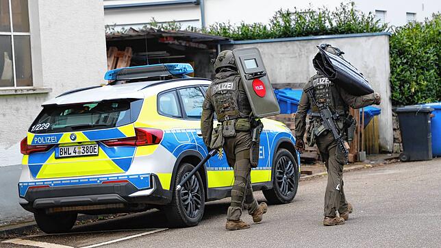 Die Polizei und das SEK sind am Montagmorgen, 24. Februar, im Paradies im Einsatz und sperren aus Sicherheitsgründen großräumig das ...