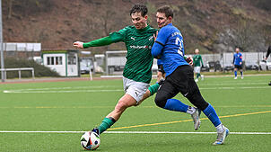 Symbolkraft: Bei der Wende im Spiel war Freddy Happle (rechts) bei der SG Mettingen/Krenkingen zwar schon ausgewechselt. Geschützt vor ...