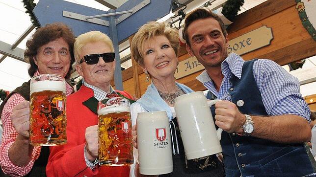 Der Sänger Olaf Malolepski, hier links im Bild auf dem Oktoberfest 2013 mit deutscher Prominenz im Zelt. Jetzt startet er nochmal in den ...