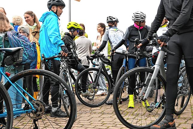 Mit Rennrad und für alle Wetterlagen ausgerüstet gehen die Schüler auf die „Tour de Lauro“.
