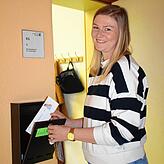 Vor ihrem Zimmer hat Simone Lindenmayer einen Briefkasten angebracht. Dort legen Kinder Zettel mit einem Gesprächswunsch hinein, wenn ...
