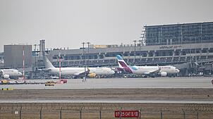 Baden-Württemberg will direkt am Flughafen einen neuen Standort für Abschiebehaft schaffen. (Archivbild)