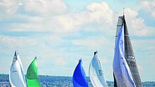 Etwa 150 Segelboote messen sich bei der Internationalen Bodenseewoche noch bis Sonntag im Konstanzer Trichter. Am Samstag kämpfen zudem ...